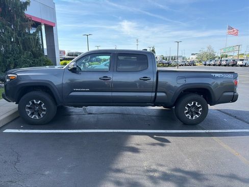 Used 2021 Toyota Tacoma TRD Off-Road w/ Technology Package AWD/4WD image 2