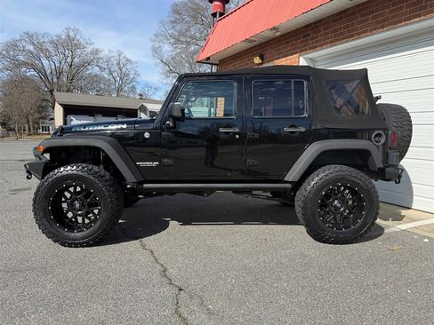 Used 2015 Jeep Wrangler Unlimited Rubicon w/ Dual Top Group AWD/4WD image 22