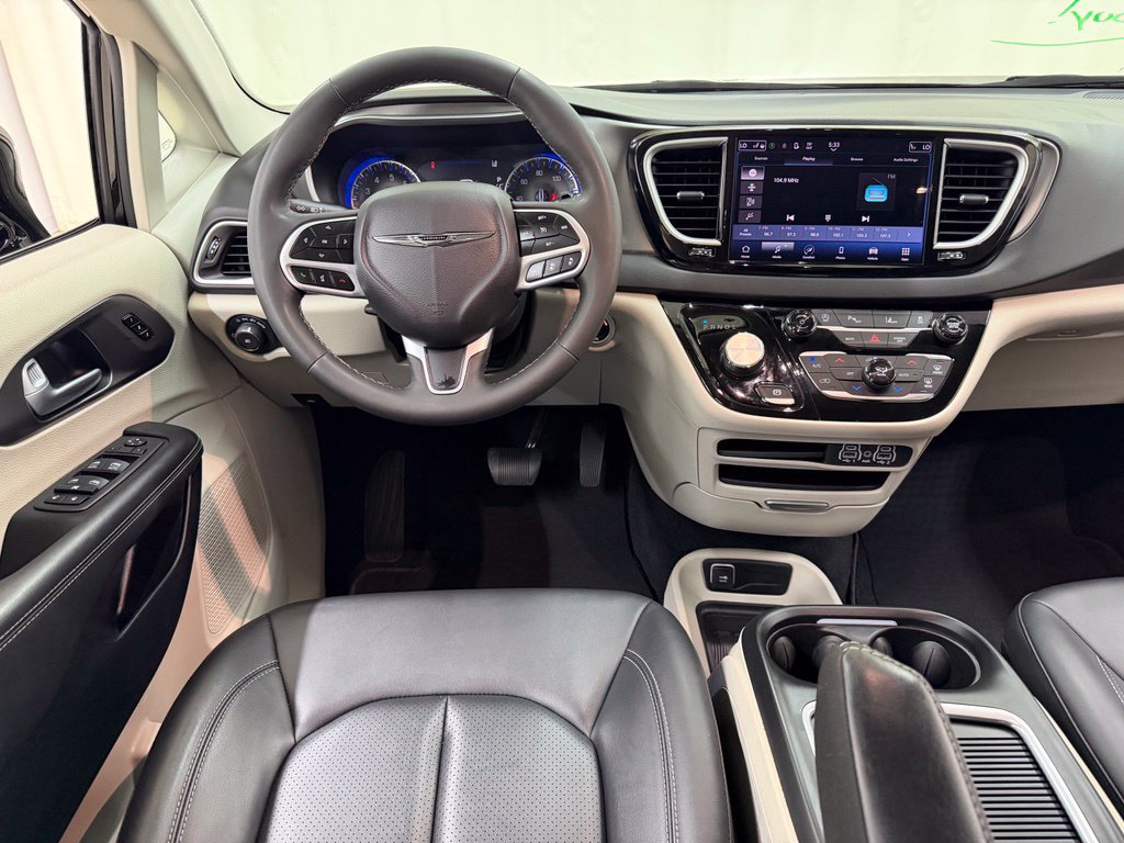 Used 2024 Chrysler Pacifica Touring-L FWD image 31