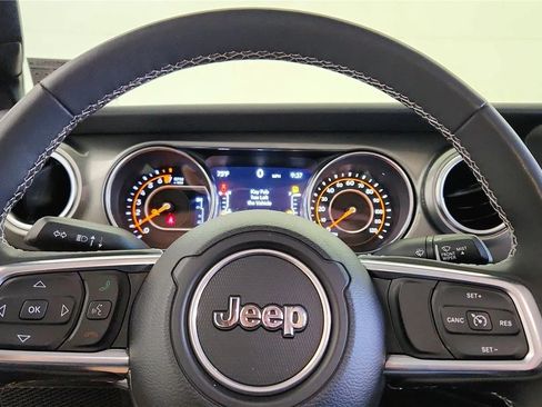 Used 2023 Jeep Gladiator Overland w/ Cold Weather Group AWD/4WD image 26