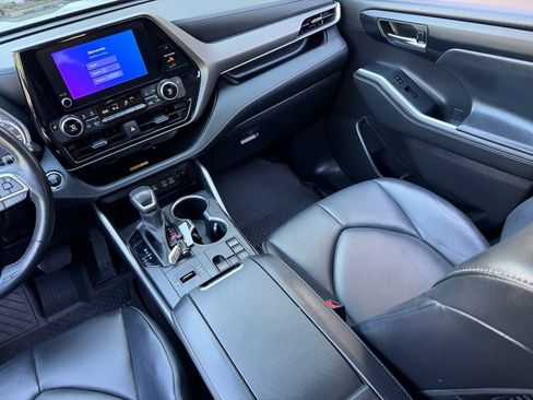 Certified 2023 Toyota Highlander XLE image 13