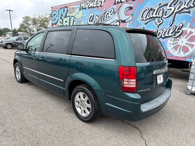 Used 2009 Chrysler Town & Country Touring w/ Entertainment Group #2 FWD image 4
