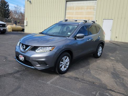 Used 2016 Nissan Rogue SV image 2