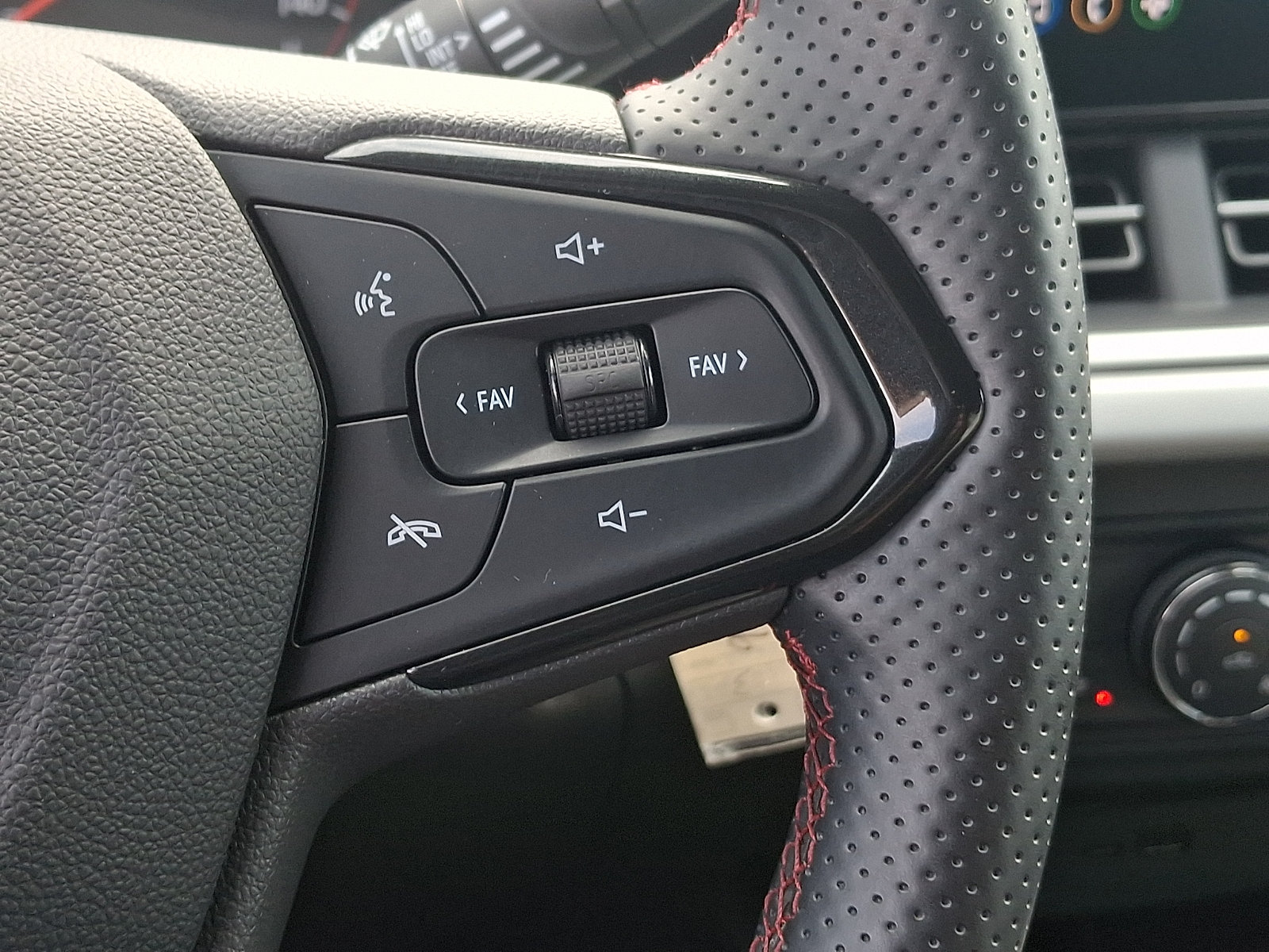 Used 2024 Chevrolet Trax RS FWD image 21