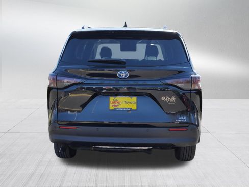 Used 2024 Toyota Sienna XLE w/ XLE Plus Package FWD image 6
