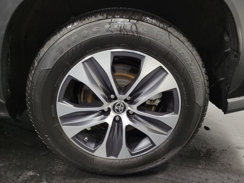 Used 2024 Toyota Highlander XLE image 10