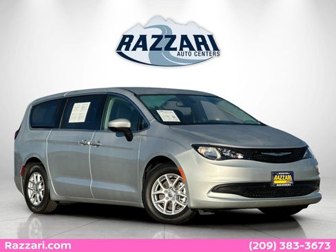 Used 2023 Chrysler Voyager LX image 1