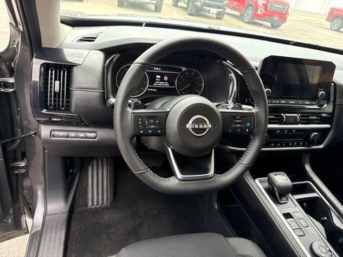 Used 2025 Nissan Pathfinder SV w/ SV Premium Package AWD/4WD image 14