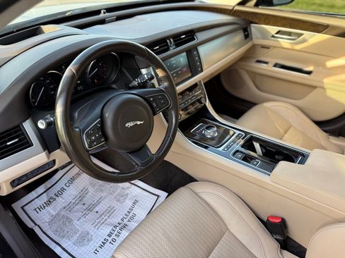 Used 2016 Jaguar XF Prestige RWD image 10