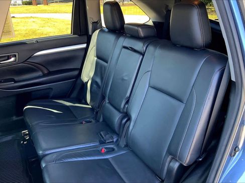 Used 2017 Toyota Highlander XLE AWD/4WD image 21