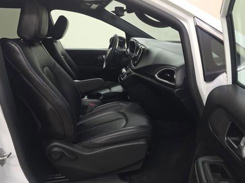 Used 2025 Chrysler Pacifica Select image 4