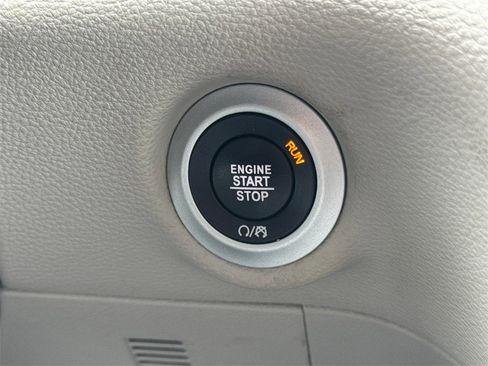 Used 2022 Chrysler Pacifica Touring-L w/ Uconnect Theater Family Group image 28