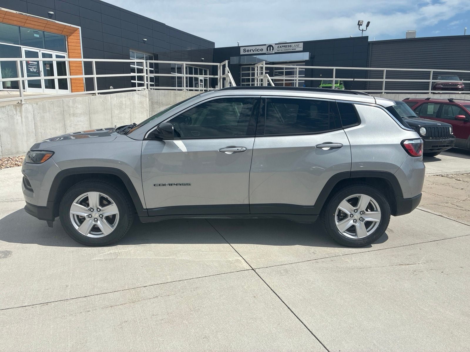Used 2022 Jeep Compass Latitude w/ Convenience Group FWD image 2