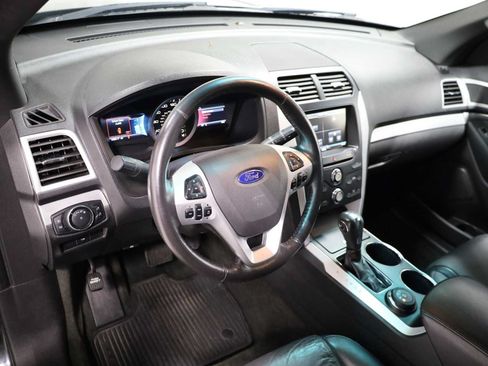Used 2014 Ford Explorer XLT w/ Equipment Group 202A AWD/4WD image 4