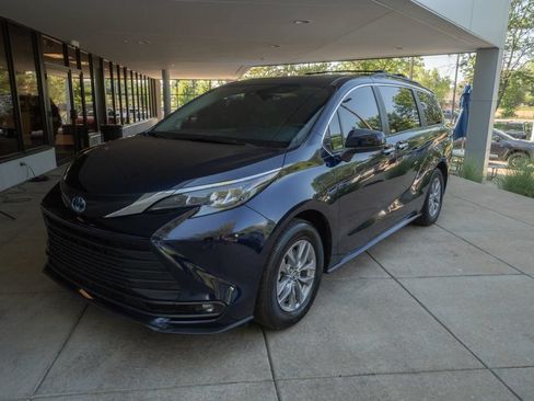 Used 2025 Toyota Sienna XLE w/ XLE Plus Package AWD/4WD image 3