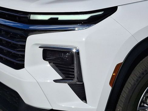 Used 2025 Chevrolet Traverse LT image 9