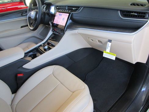 New 2025 Jeep Grand Cherokee L Limited w/ Luxury Tech Group II image 24