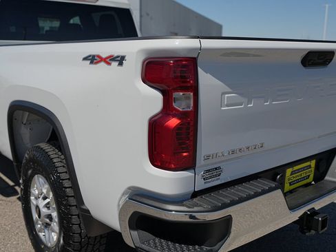 Used 2025 Chevrolet Silverado 2500 LT w/ Convenience Package AWD/4WD image 9