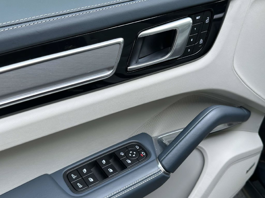 Used 2022 Porsche Cayenne Turbo AWD/4WD image 18