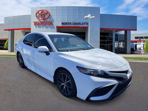 Used 2022 Toyota Camry SE w/ Convenience Package image 2