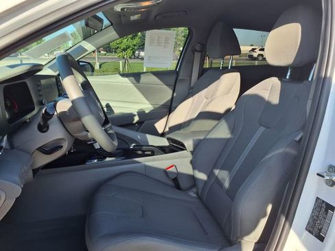 Used 2024 Hyundai Elantra SE FWD image 14