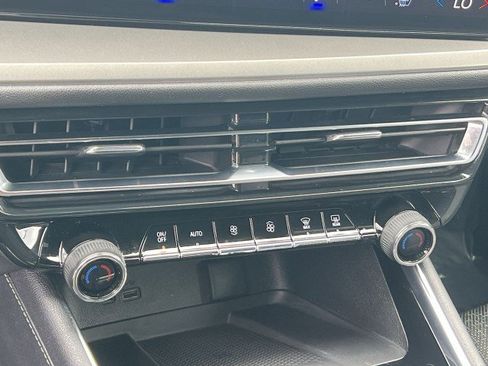 Used 2025 Chevrolet Traverse LT FWD image 17