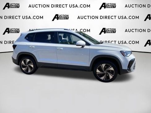 Used 2025 Volkswagen Taos SE AWD/4WD image 24