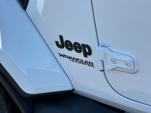 Used 2022 Jeep Wrangler Unlimited Sahara AWD/4WD image 26