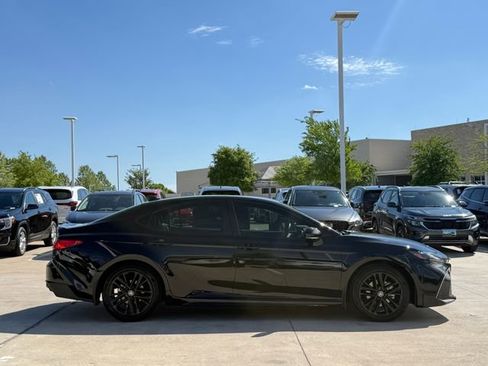 Used 2025 Toyota Camry SE image 6