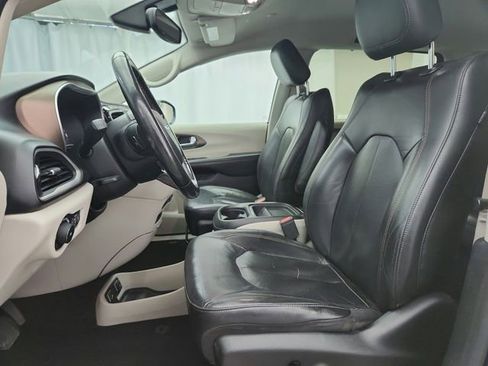 Used 2019 Chrysler Pacifica Touring-L FWD image 10