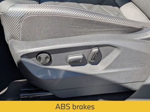 Used 2025 Volkswagen Atlas Cross Sport SE FWD image 17
