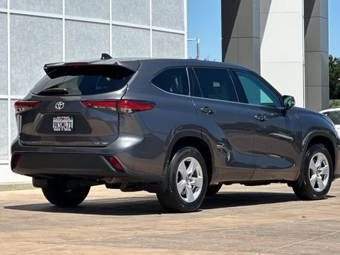Used 2022 Toyota Highlander LE AWD/4WD image 4