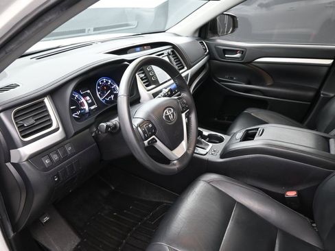 Used 2019 Toyota Highlander XLE image 18