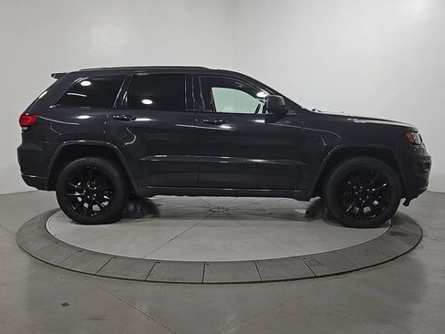 Used 2018 Jeep Grand Cherokee Altitude AWD/4WD image 7