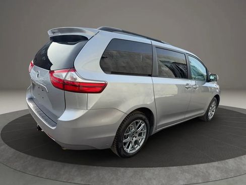 Used 2017 Toyota Sienna LE image 5