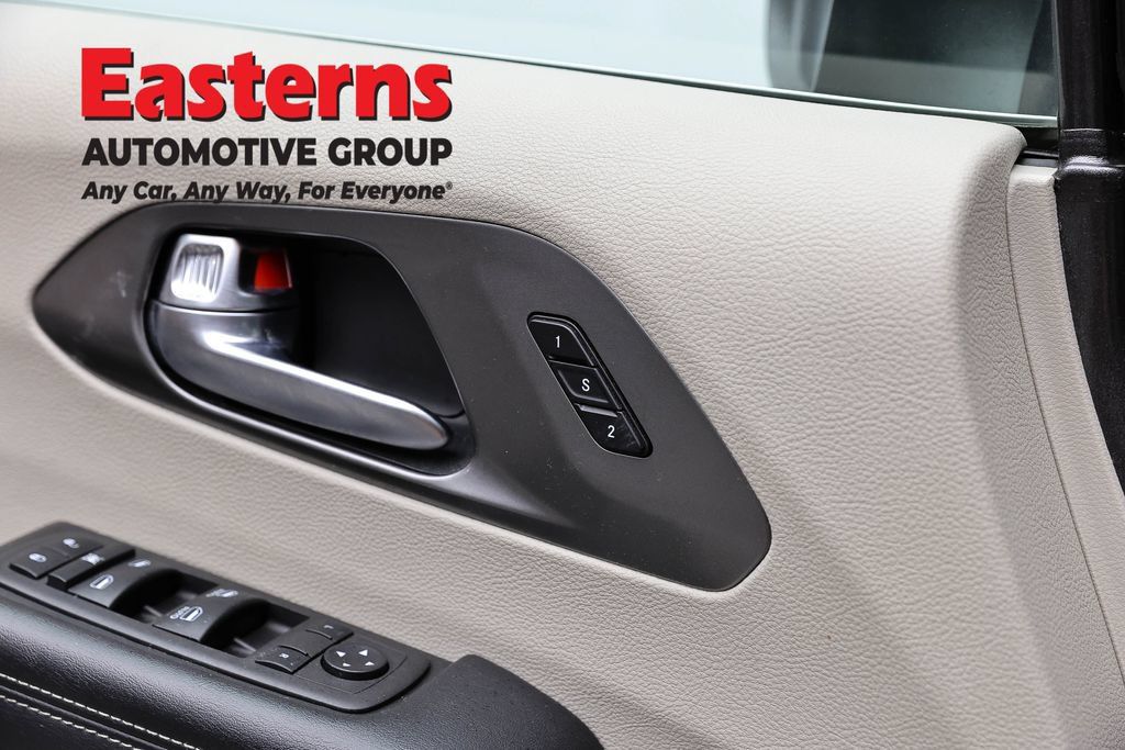 Used 2023 Chrysler Pacifica Touring-L FWD image 21