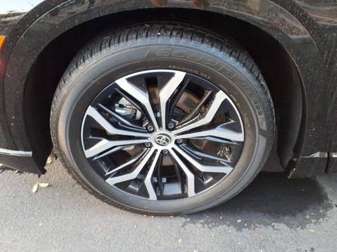 Certified 2026 Toyota Crown Signia AWD/4WD image 9