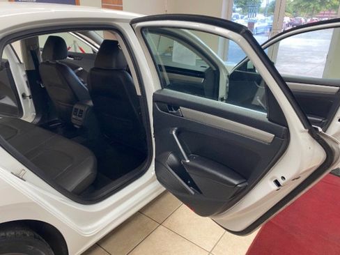 Used 2020 Volkswagen Passat 2.0T SE FWD image 14