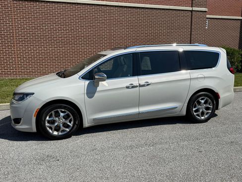 Used 2017 Chrysler Pacifica Limited w/ UConnect Theater Package FWD image 4