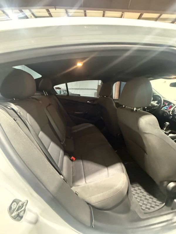 Used 2018 Chevrolet Cruze LT w/ Sun And Sound Package FWD image 9