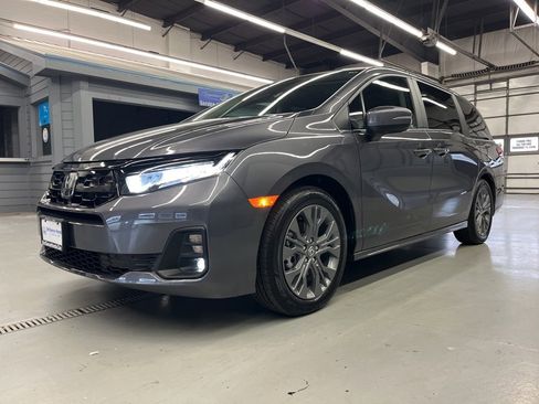 Used 2025 Honda Odyssey Touring image 3