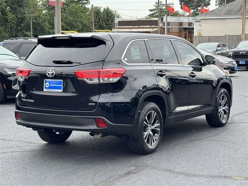 Used 2019 Toyota Highlander LE image 2