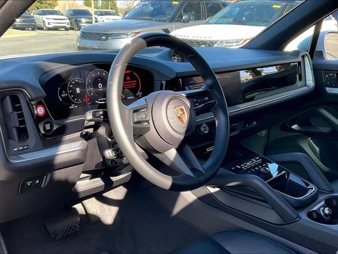Used 2024 Porsche Cayenne image 15