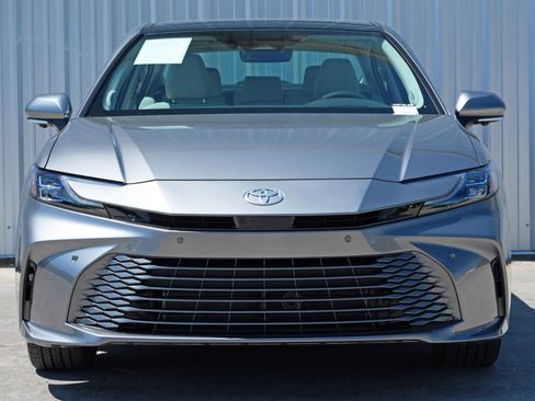 Used 2026 Toyota Camry XLE w/ Premium Plus Package image 6