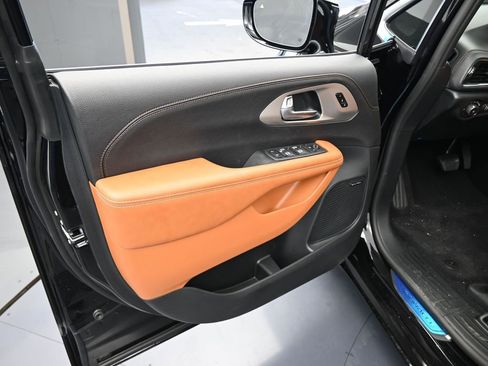 New 2026 Chrysler Pacifica Pinnacle image 17