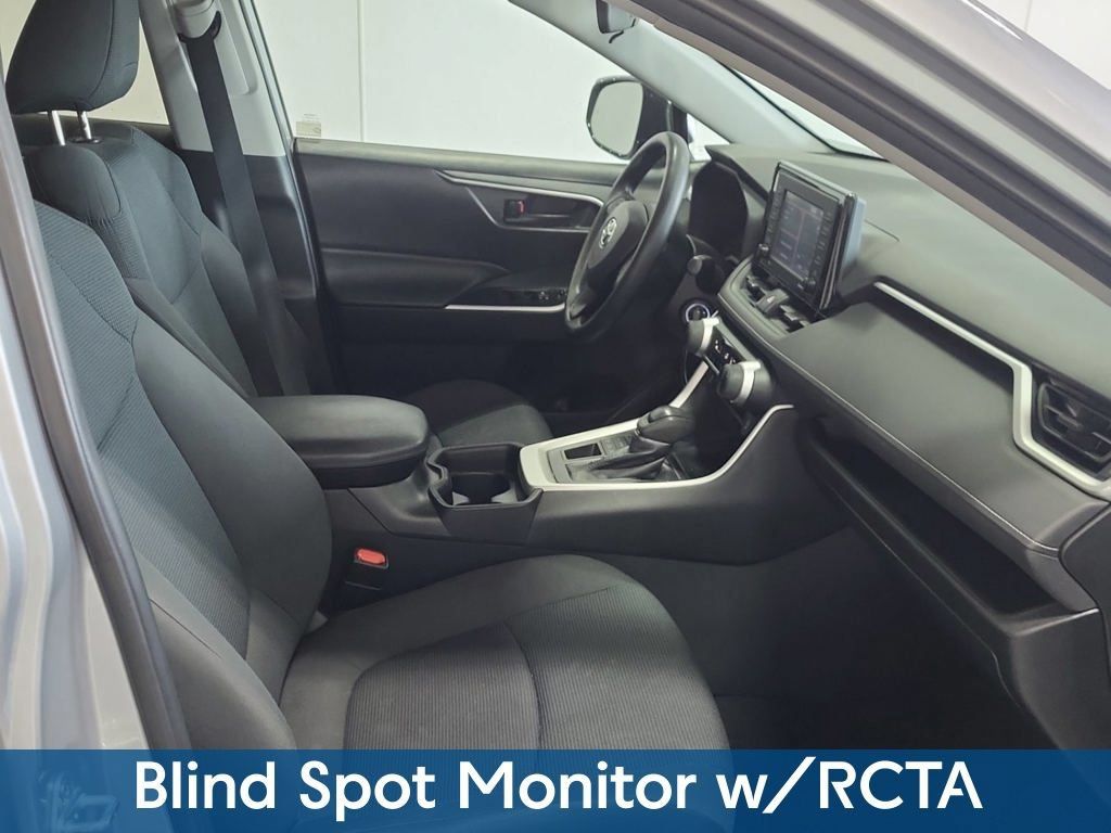 Used 2021 Toyota RAV4 LE AWD/4WD image 3