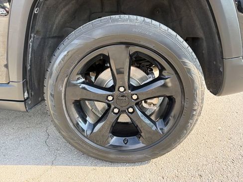 Used 2023 Jeep Grand Cherokee Limited w/ Luxury Tech Group II AWD/4WD image 31