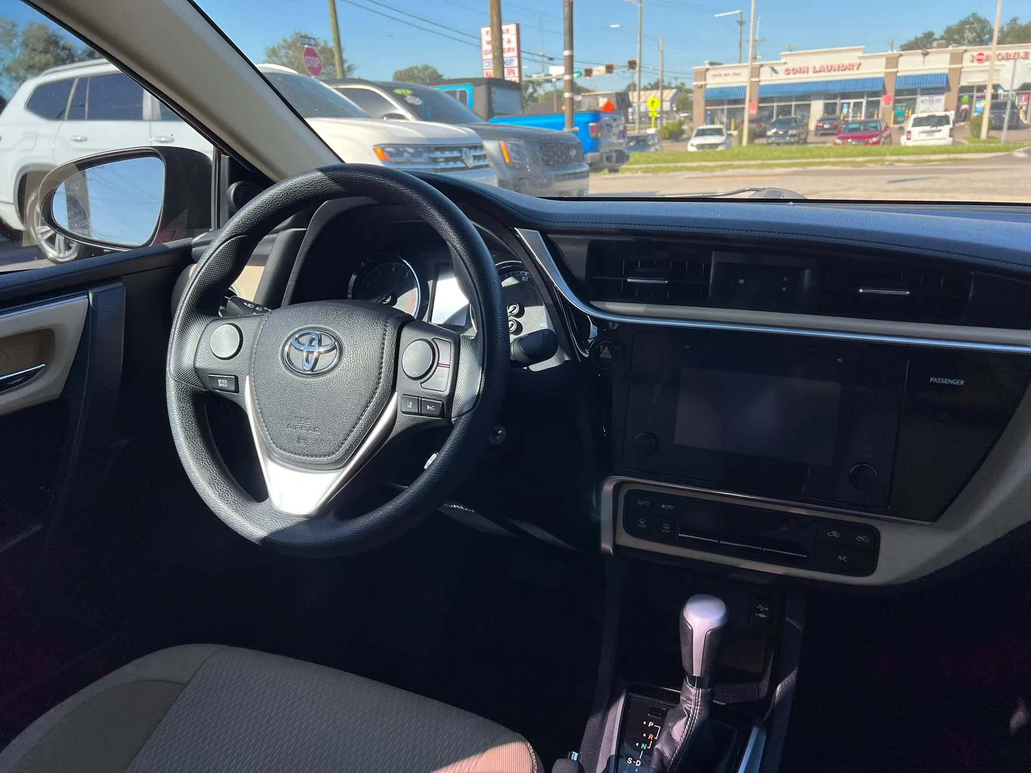 Used 2017 Toyota Corolla LE FWD image 12