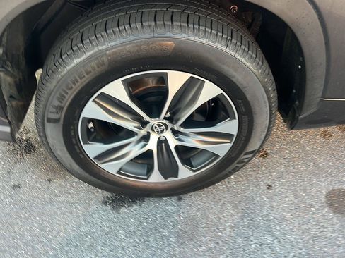 Used 2022 Toyota Highlander XLE image 41