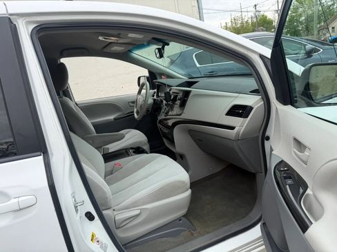 Used 2014 Toyota Sienna LE FWD image 27